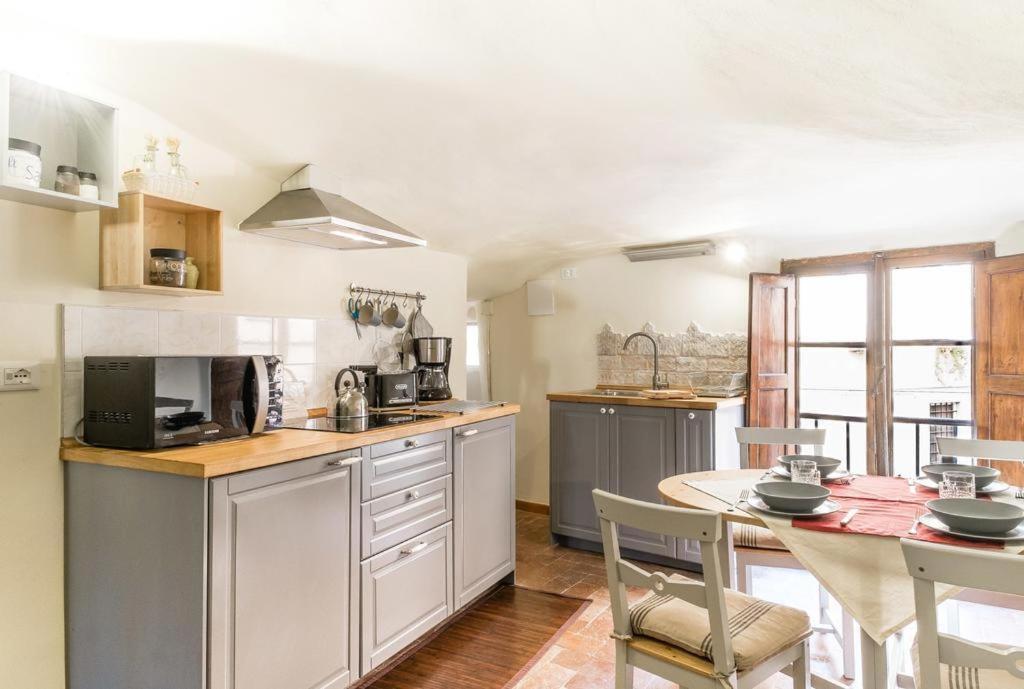 Lyon Apartment Anfiteatro Square, Lucca Eksteriør bilde
